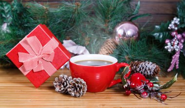 Fincan, kahve ve süslemeleri ile yeni yıl kompozisyon