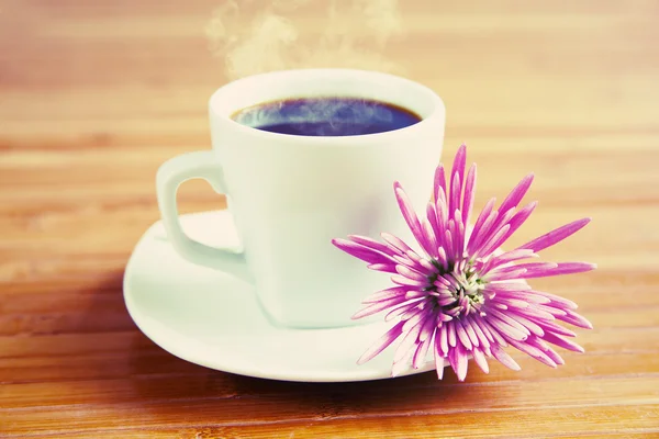 Un primer plano taza de café y flores, procesamiento cruzado — Foto de Stock