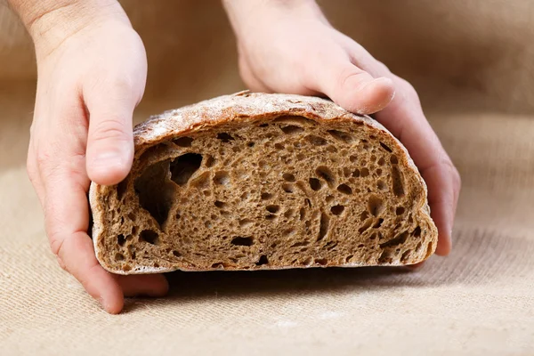 Erkek ellerini tutar dilim ekmek