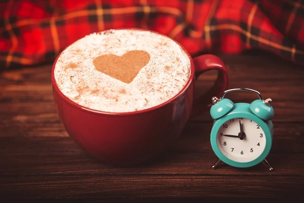 Taza de café y pequeño despertador azul — Foto de Stock