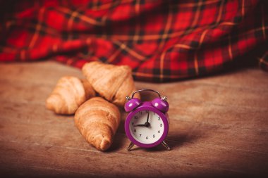  Tablo ve küçük mor çalar saat üç ay çöreği