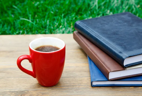 杯咖啡和记事本 — 图库照片