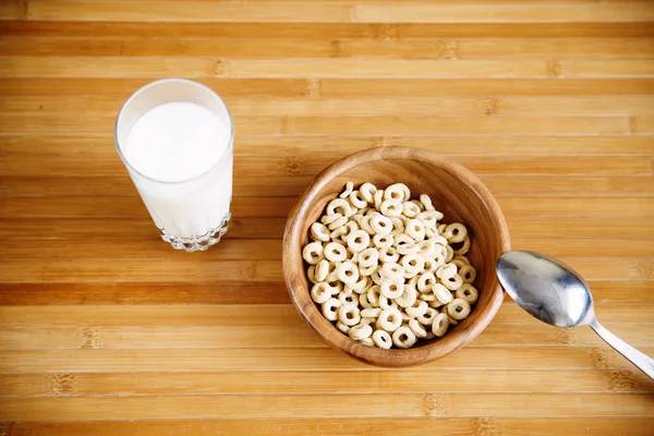 Copa de leche con placa de copos de maíz — Foto de Stock