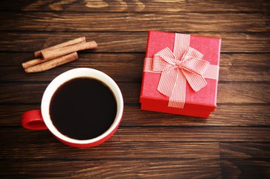 Kahve fincanı, hediye kutusu ve tarçın Üstten Görünüm 