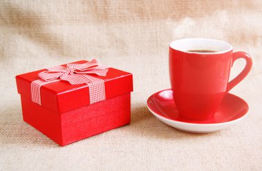 Işık parlama ile kahve, açık görünümünün Kupası ile hediye kutusu