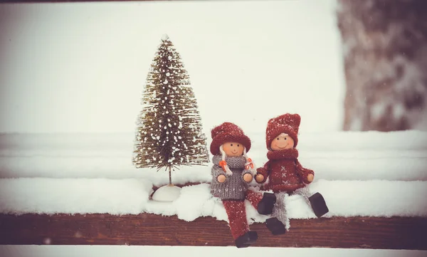 kış günü Noel zamanında, iki bebek tonda