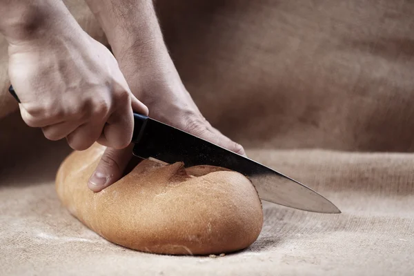 Erkek el ekmek bıçağıyla kesilmiş.