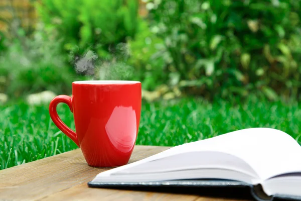 Taza de café y bloc de notas — Foto de Stock