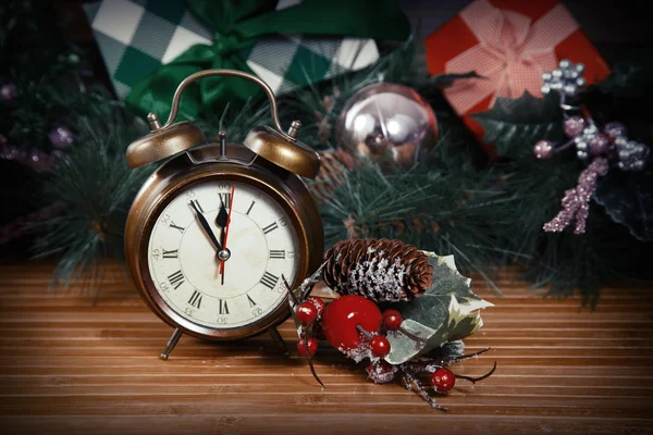 Eski ahşap saat ve vintage tonlama içinde Noel süsleri