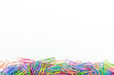 beyaz zemin üzerinde ataç