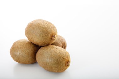 kiviler beyaz arkaplanda