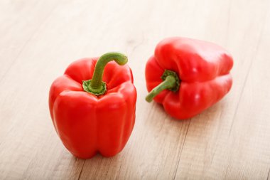 biber bir ahşap yüzeye