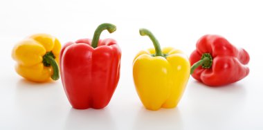 Beyaz arkaplanda biberler