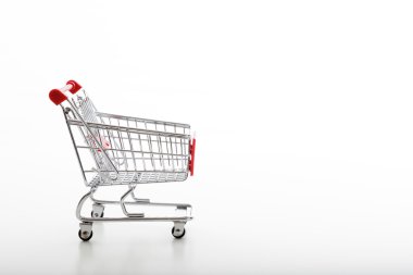 Gümüş süpermarket arabası beyaz arka plan üzerinde