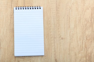 bir ahşap yüzey üstünde not etmek