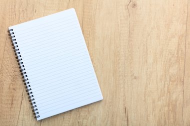 bir ahşap yüzey üstünde not etmek