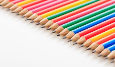 Beyaz arkaplanda kalemler