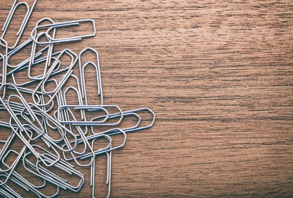 Paperclips sur une surface en bois — Photo