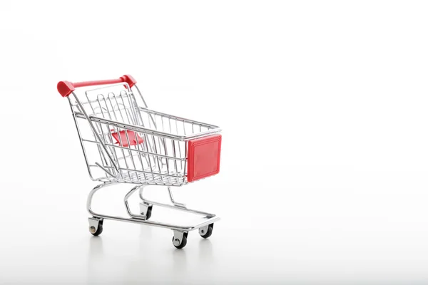 Carrito de supermercado sobre fondo blanco — Foto de Stock