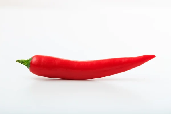 Chili peppar på en vit bakgrund — Stockfoto