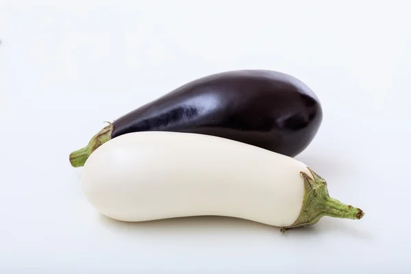 Beyaz zemin üzerine patlıcan — Stok fotoğraf
