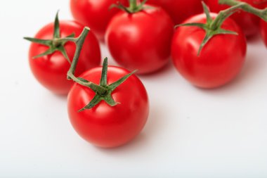 Beyaz arka planda kiraz domatesleri
