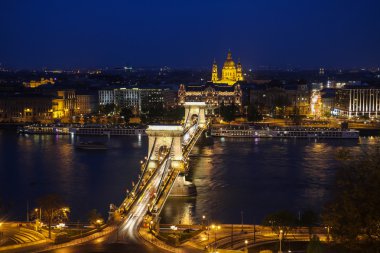 Budapeşte şehir gece hayatı üzerinde doğal görünümü