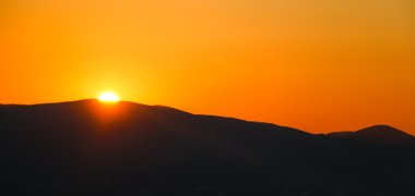 Denizin kenarında pastoral gün batımı