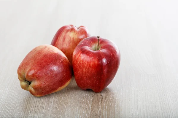 Jablka na dřevěný podklad — Stock fotografie