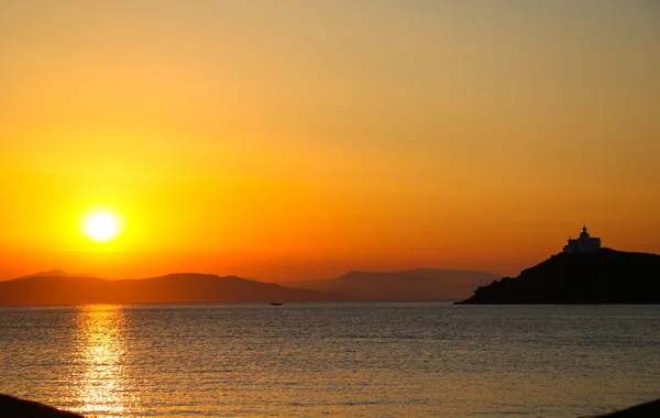 Κίτρινο ηλιοβασίλεμα πάνω από τα βουνά, στη θάλασσα — Φωτογραφία Αρχείου