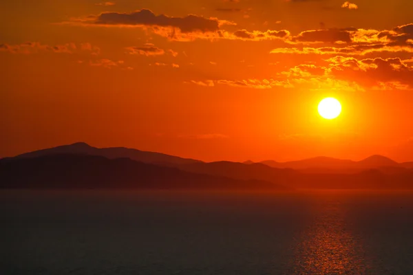 Φωτεινό ηλιοβασίλεμα στη θάλασσα — Φωτογραφία Αρχείου