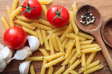 Ham penne makarna domates ve sarımsak ile