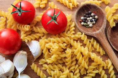 Ham düdük makarna domates ve sarımsak ile