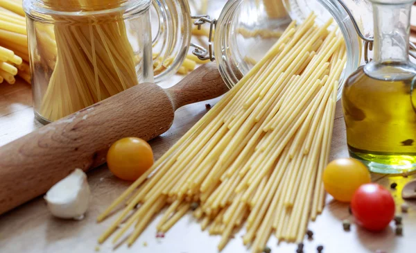 Un mazzo di pasta di spagetti crudi — Foto Stock