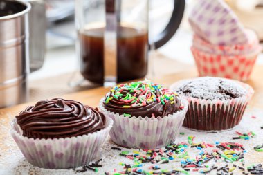 Fincan kek bir ahşap yüzeye