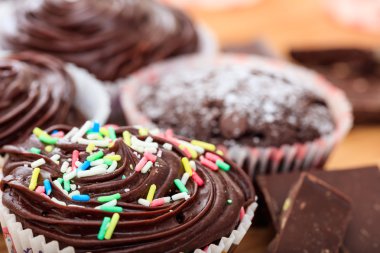 Fincan kek bir ahşap yüzeye