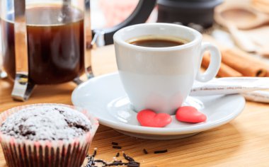 Fincan kahve ve kek bir ahşap yüzeye