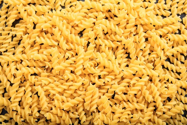 Sfondo pieno di pasta fusilli crudi — Foto Stock