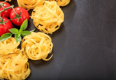 Kara Arkaplanda Çiğ Tagliatelle Makarnası