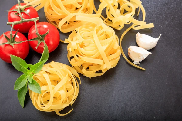 Kara Arkaplanda Çiğ Tagliatelle Makarnası