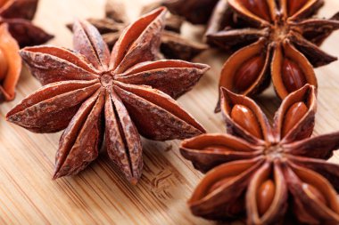 Star anises bir ahşap yüzeye