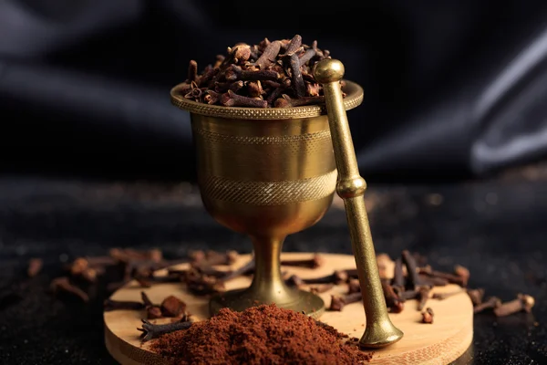 Clove spice seeds and powder — Stock Photo, Image