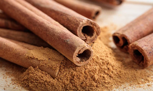 Cinnamon sticks and powder