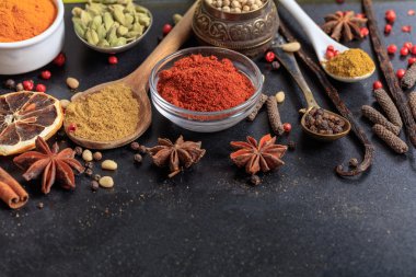Siyah bir zemin üzerine baharat kompozisyonu