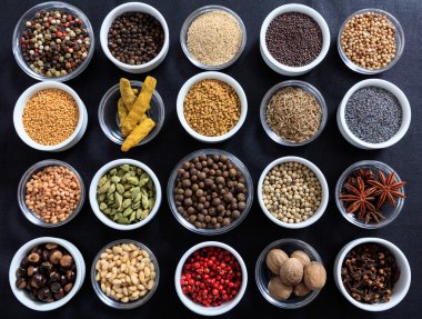 Siyah bir zemin üzerine baharat kompozisyonu