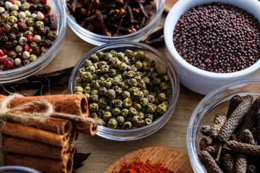 Yeşil biber ve diğer baharatlar