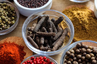 Uzun biber ve diğer baharatlar