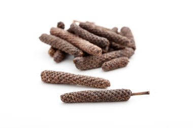 Beyaz arkaplanda uzun biber