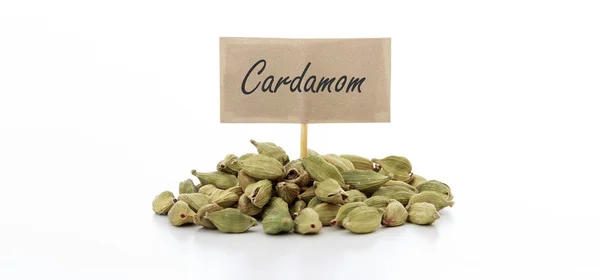 Cardamomo sobre fondo blanco —  Fotos de Stock