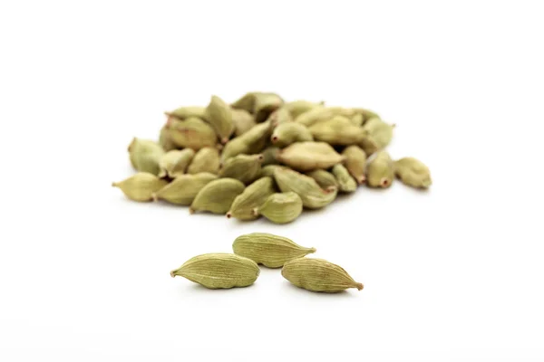 Cardamomo su sfondo bianco — Foto Stock